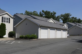 River's Edge Apartments in Green Island, NY - Foto de edificio - Building Photo