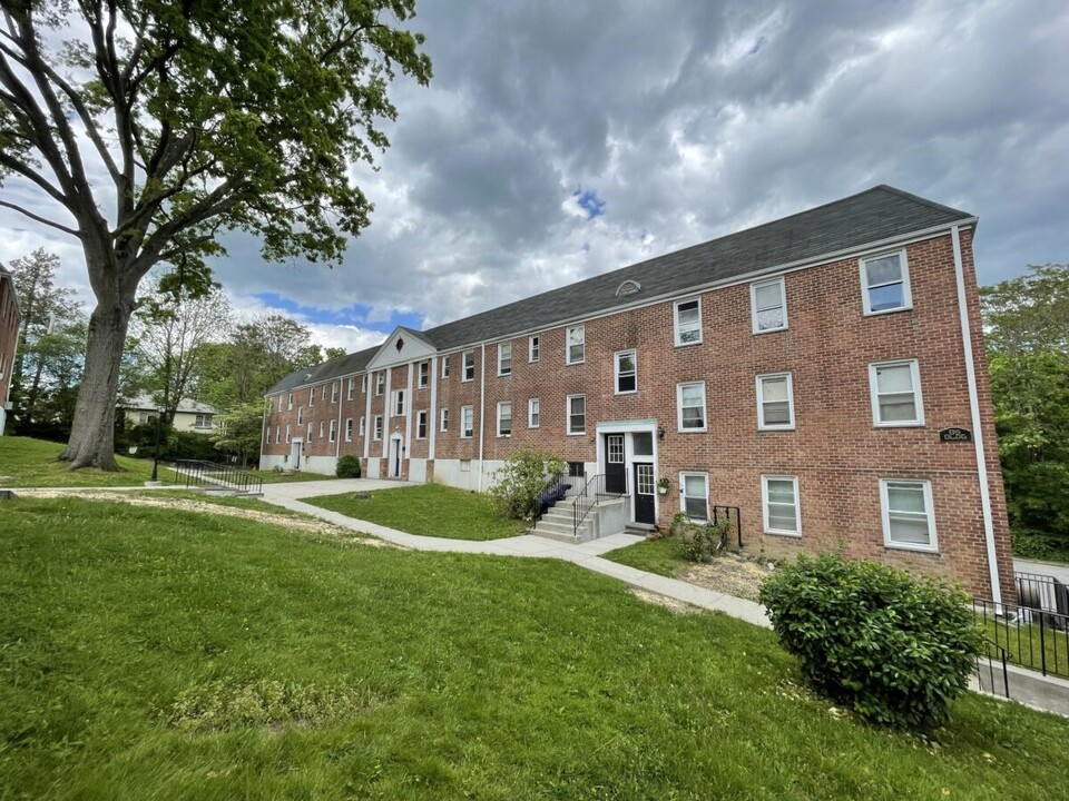 Birch Brook Manor in Ossining, NY - Building Photo