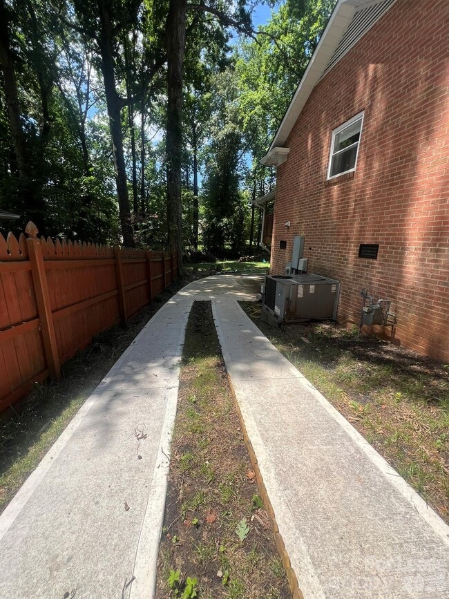 1117 Mineral Springs Rd in Charlotte, NC - Building Photo - Building Photo