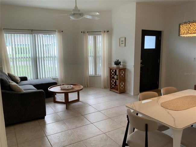 1594 Coastal Pl in Dunedin, FL - Foto de edificio - Building Photo