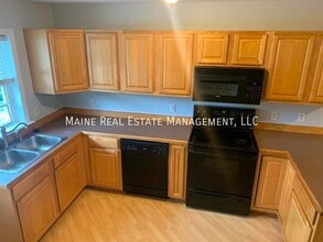 10 River Village Dr in Milford, ME - Foto de edificio - Building Photo
