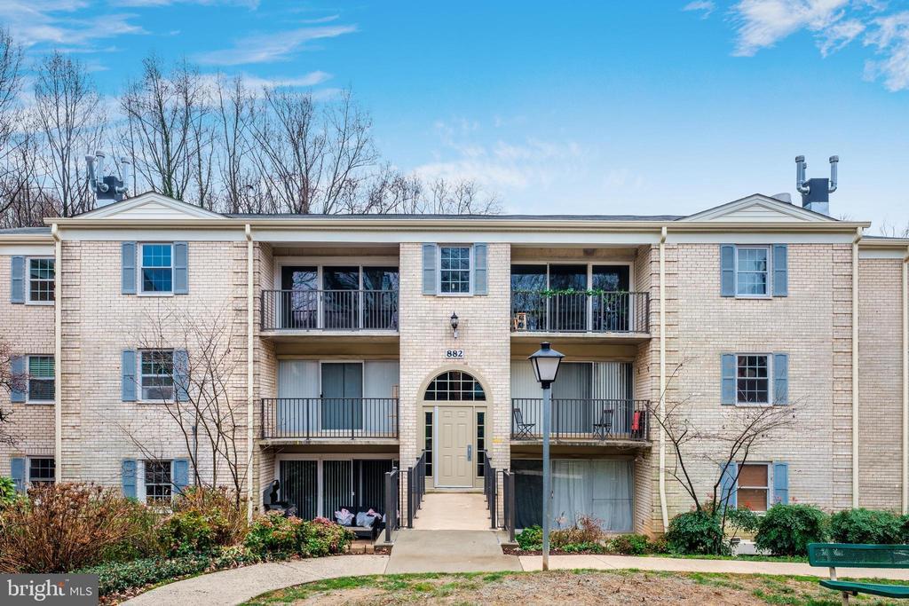 882 College Pkwy in Rockville, MD - Building Photo