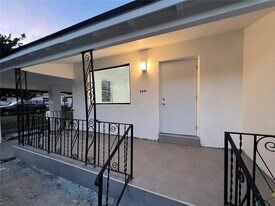 2441 NW 32nd St in Miami, FL - Building Photo