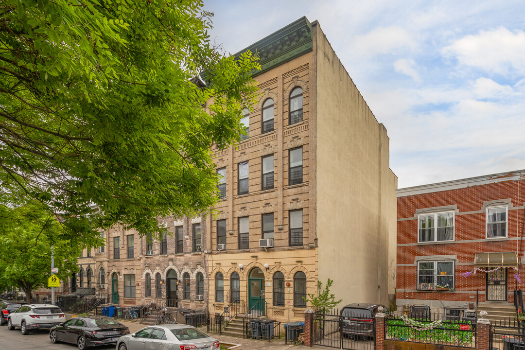 366 Chauncey St in Brooklyn, NY - Building Photo