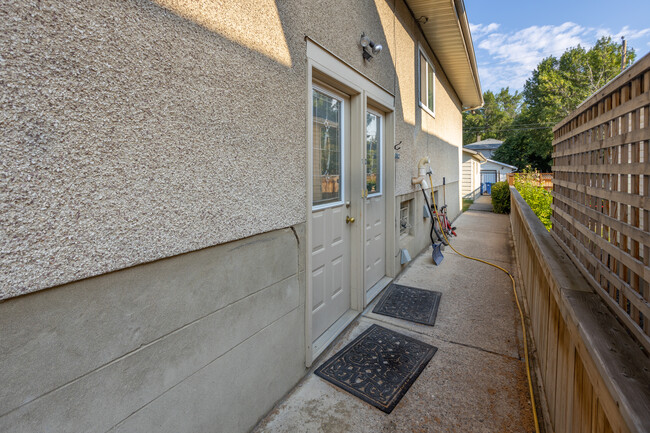 606 54 Av SW in Calgary, AB - Building Photo - Building Photo