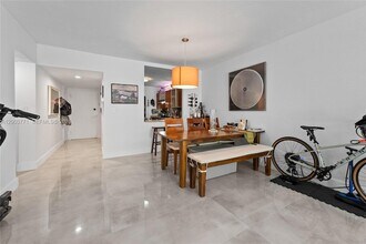 100 Edgewater Dr, Unit 129 in Coral Gables, FL - Foto de edificio - Building Photo