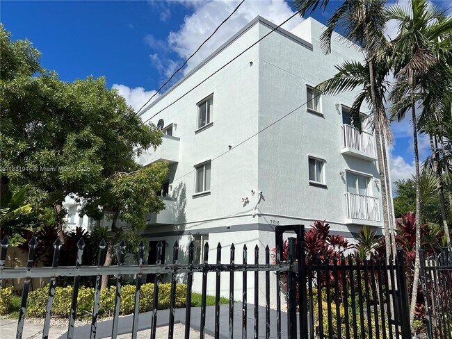 7516 NE 1st Ave in Miami, FL - Foto de edificio - Building Photo