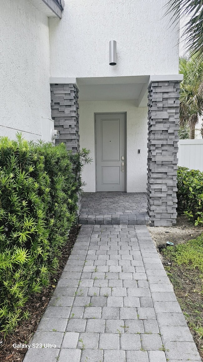 1136 Rio Ct in Lighthouse Point, FL - Foto de edificio - Building Photo