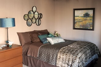 199 Hughes St in Seneca, SC - Foto de edificio - Building Photo