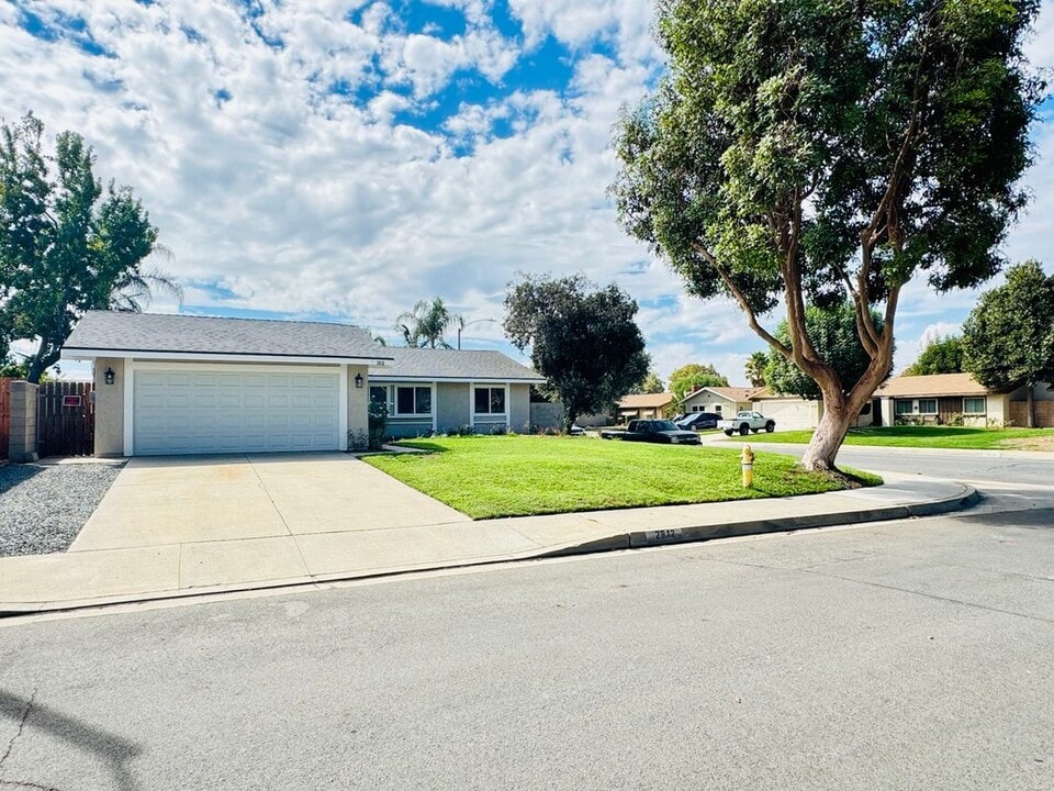 2912 E Brookside Ct in Ontario, CA - Building Photo