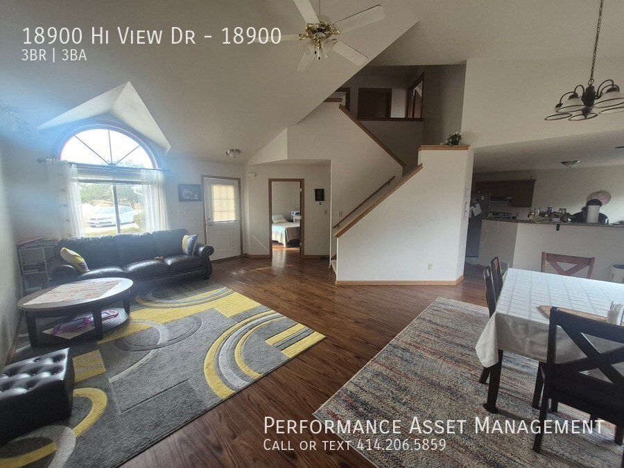 18900 Hi View Dr in Brookfield, WI - Building Photo