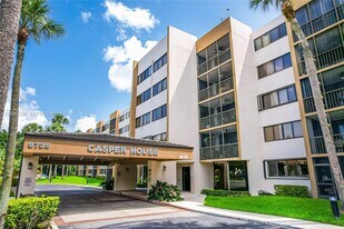 9735 NW 52nd St in Doral, FL - Building Photo