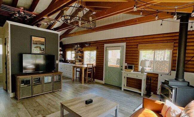 1768 Mandan St in South Lake Tahoe, CA - Foto de edificio - Building Photo