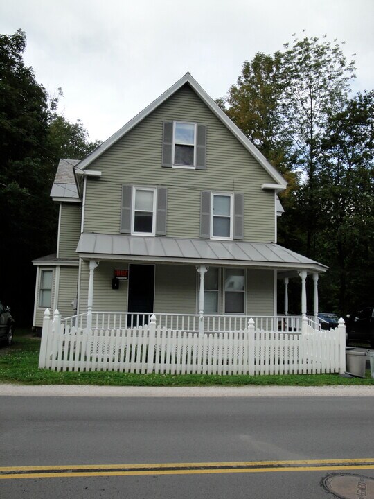 51 Andover St, Unit Apt 2 in Ludlow, VT - Foto de edificio