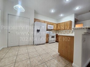 7127 Cabin Fever St in Las Vegas, NV - Foto de edificio - Building Photo