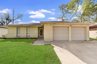 7803 Bunker Wood Ln in Houston, TX - Foto de edificio - Building Photo