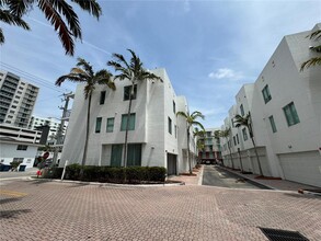 2146 Van Buren St, Unit 402 in Hollywood, FL - Foto de edificio - Building Photo