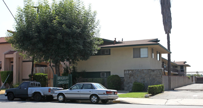 Bradbury Townhouse in Duarte, CA - Foto de edificio - Building Photo