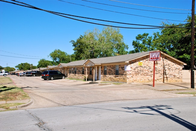 Metker Gardens in Irving, TX - Building Photo - Building Photo