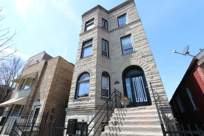 2318 S Oakley Ave in Chicago, IL - Building Photo