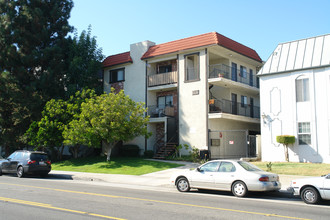 1131 E Wilson Ave in Glendale, CA - Building Photo - Building Photo