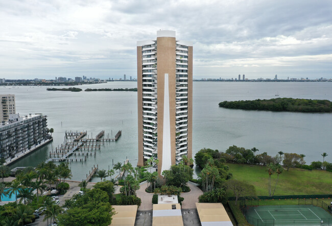 Palm Bay Tower in Miami, FL - Foto de edificio - Building Photo