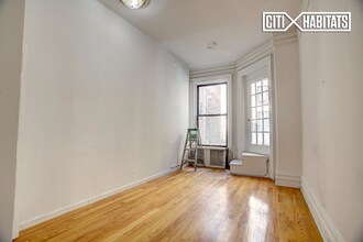 239 W 72nd St-Unit -3B in New York, NY - Building Photo - Building Photo