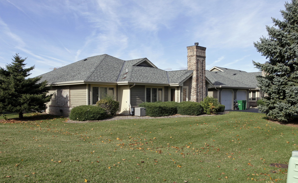 Lincolnshire Coach Homes in Milwaukee, WI - Building Photo