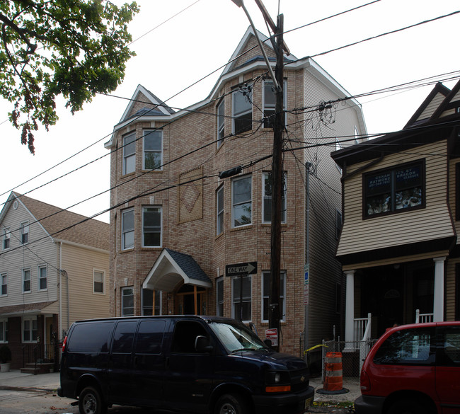 64 Barbara St in Newark, NJ - Foto de edificio - Building Photo