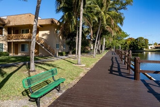 Lakeside Condominiums in Lauderdale Lakes, FL - Foto de edificio - Building Photo