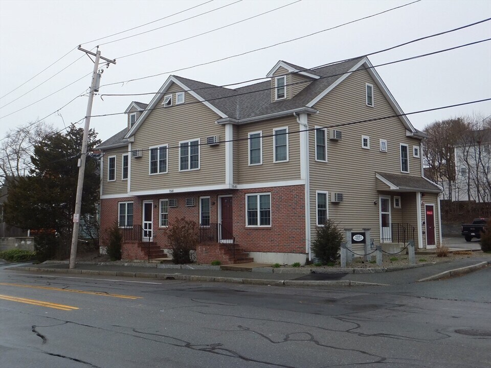 1581 Commercial St in Weymouth, MA - Building Photo