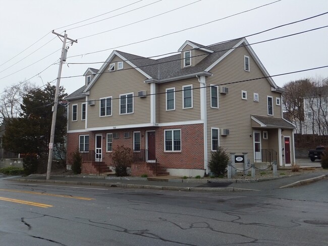 property at 1581 Commercial St