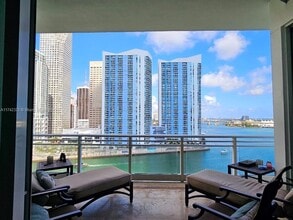 900 Brickell Key Blvd, Unit 1202 in Miami, FL - Foto de edificio - Building Photo