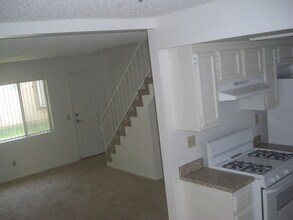 1251 S Meadow Ln, Unit 103 in Colton, CA - Foto de edificio - Building Photo