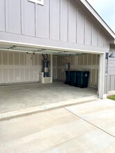 320 Yosemite Dr in Kyle, TX - Foto de edificio - Building Photo