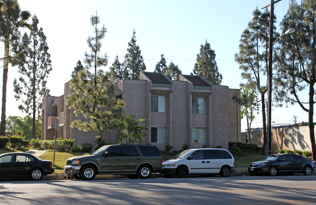 Pendleton Arms Apartments in Sun Valley, CA - Building Photo - Building Photo