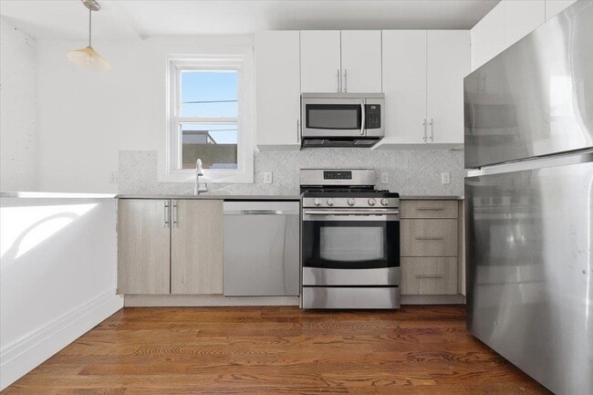 76 Bowers St in Jersey City, NJ - Building Photo - Building Photo