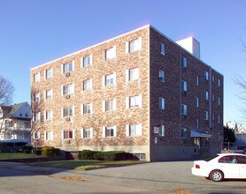 28 Wollaston Ave in Quincy, MA - Foto de edificio - Building Photo