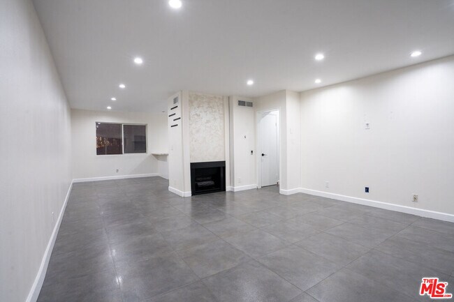 9702 Vía Roma in Burbank, CA - Building Photo - Building Photo