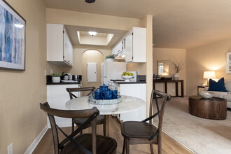 La Corona Del Mar Apartments in San Pedro, CA - Building Photo - Interior Photo