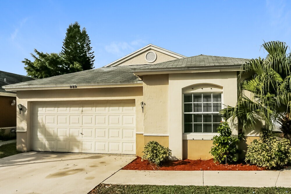 333 W Riverbend Dr in Sunrise, FL - Building Photo