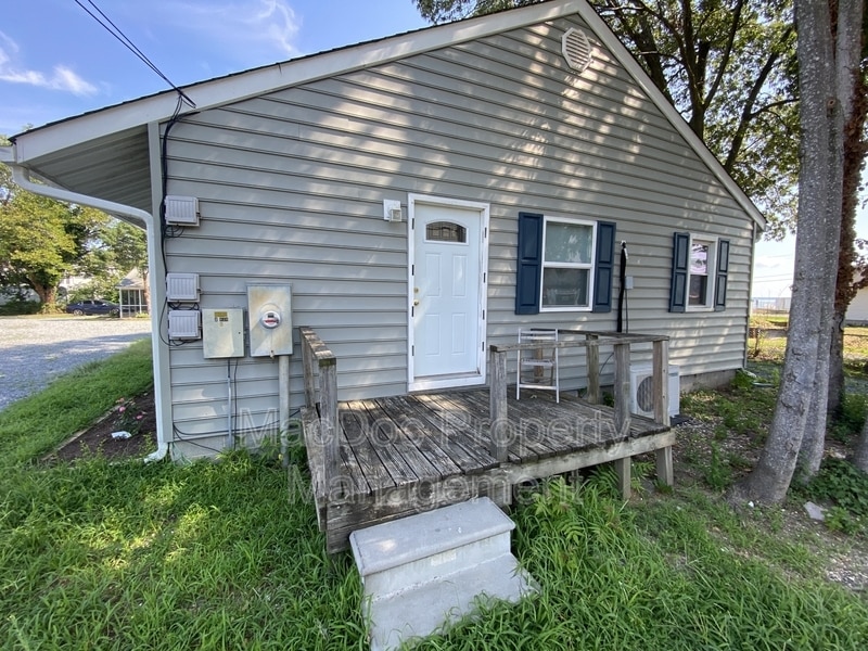 201 N Irving Ave in Colonial Beach, VA - Building Photo