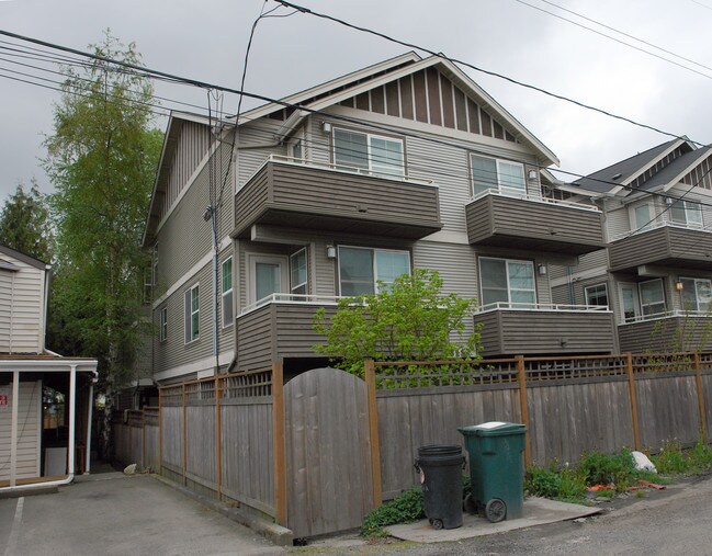 10309 Midvale Ave in Seattle, WA - Foto de edificio - Building Photo