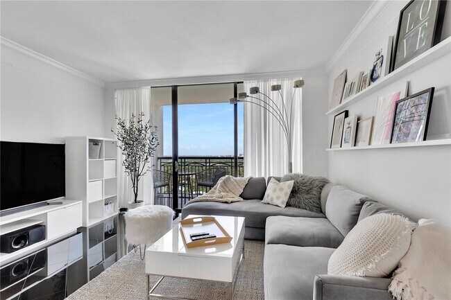 3350 SW 27th Ave, Unit 2104 in Miami, FL - Foto de edificio - Building Photo