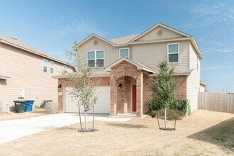 556 Long Leaf Dr in New Braunfels, TX - Building Photo - Building Photo