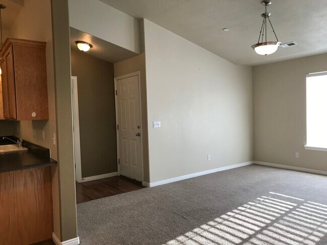 3585 E Rock Creek Rd #11 in Eagle Mountain, UT - Foto de edificio - Building Photo