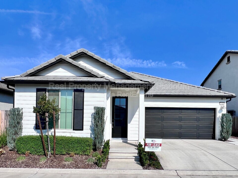 1436 E Via Albero Dr in Fresno, CA - Building Photo