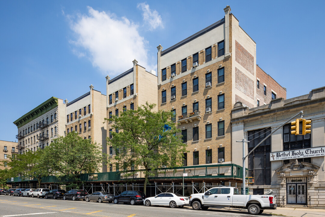 930  ST NICHOLAS AVE in New York, NY - Building Photo