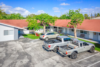 The Hollywood Royal in Hollywood, FL - Building Photo - Primary Photo