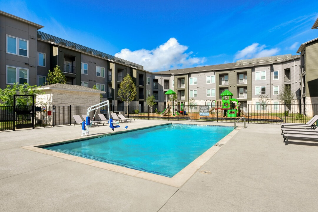 Sunstone Apartments in San Antonio, TX - Building Photo